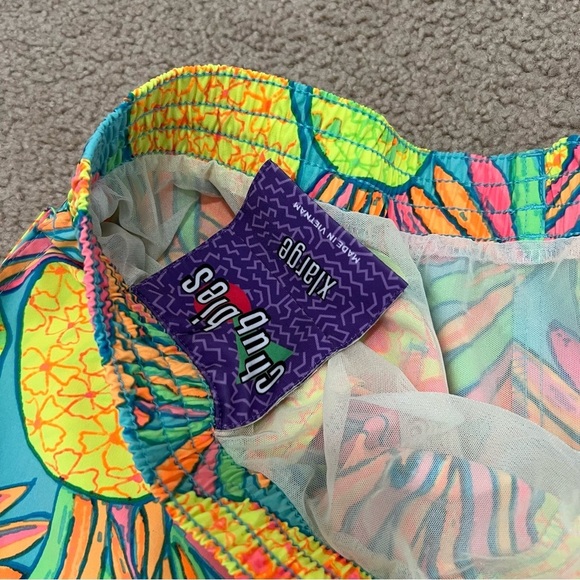 Chubbies Swimming Shorts Men’s X LARGE 
Look Colorful Pineapple 5.5” Swim Trunks - Picture 8 of 16